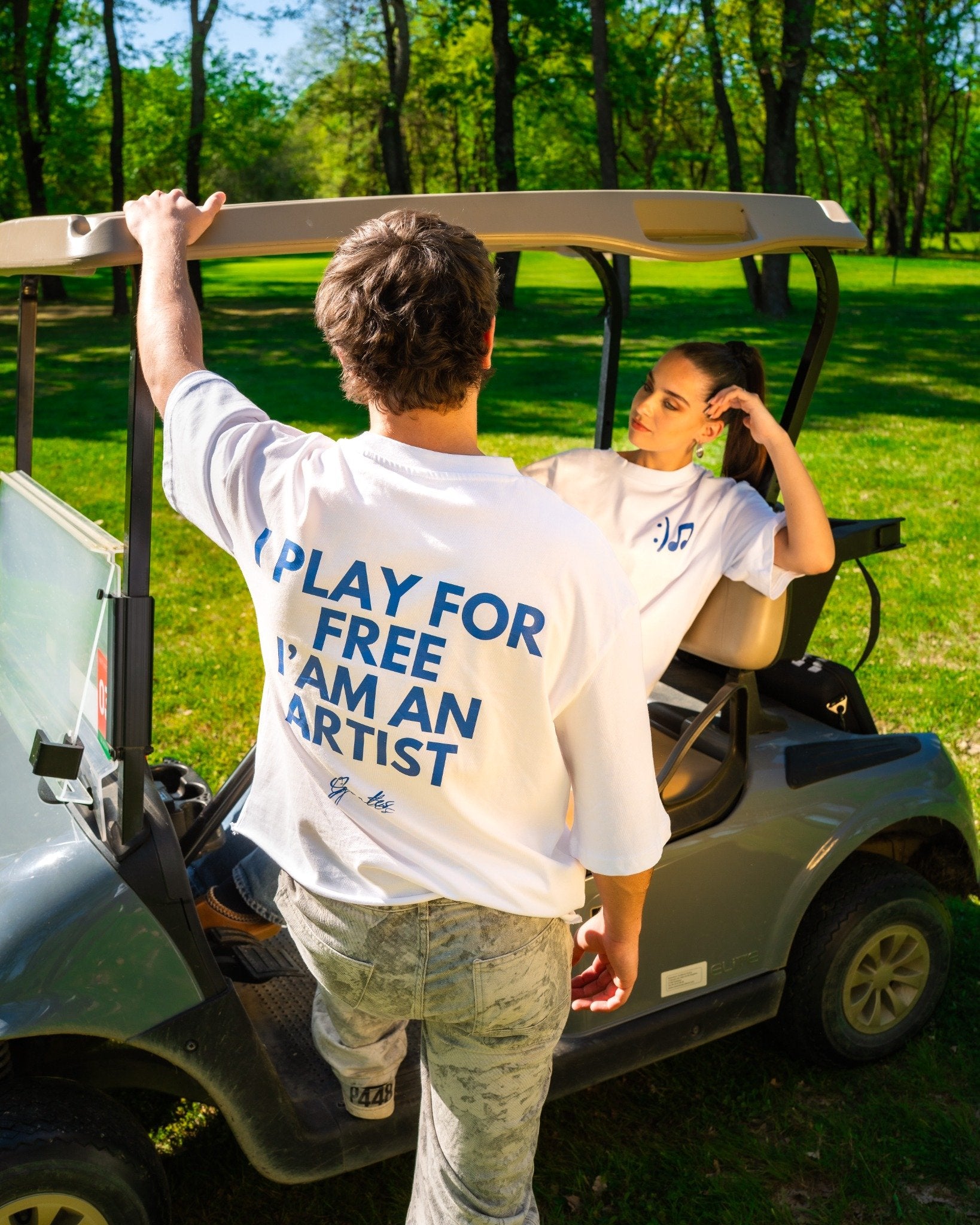 Dos du t-shirt I PLAY FOR FREE I'AM AN ARTIST avce en fond Camille Marchndeau