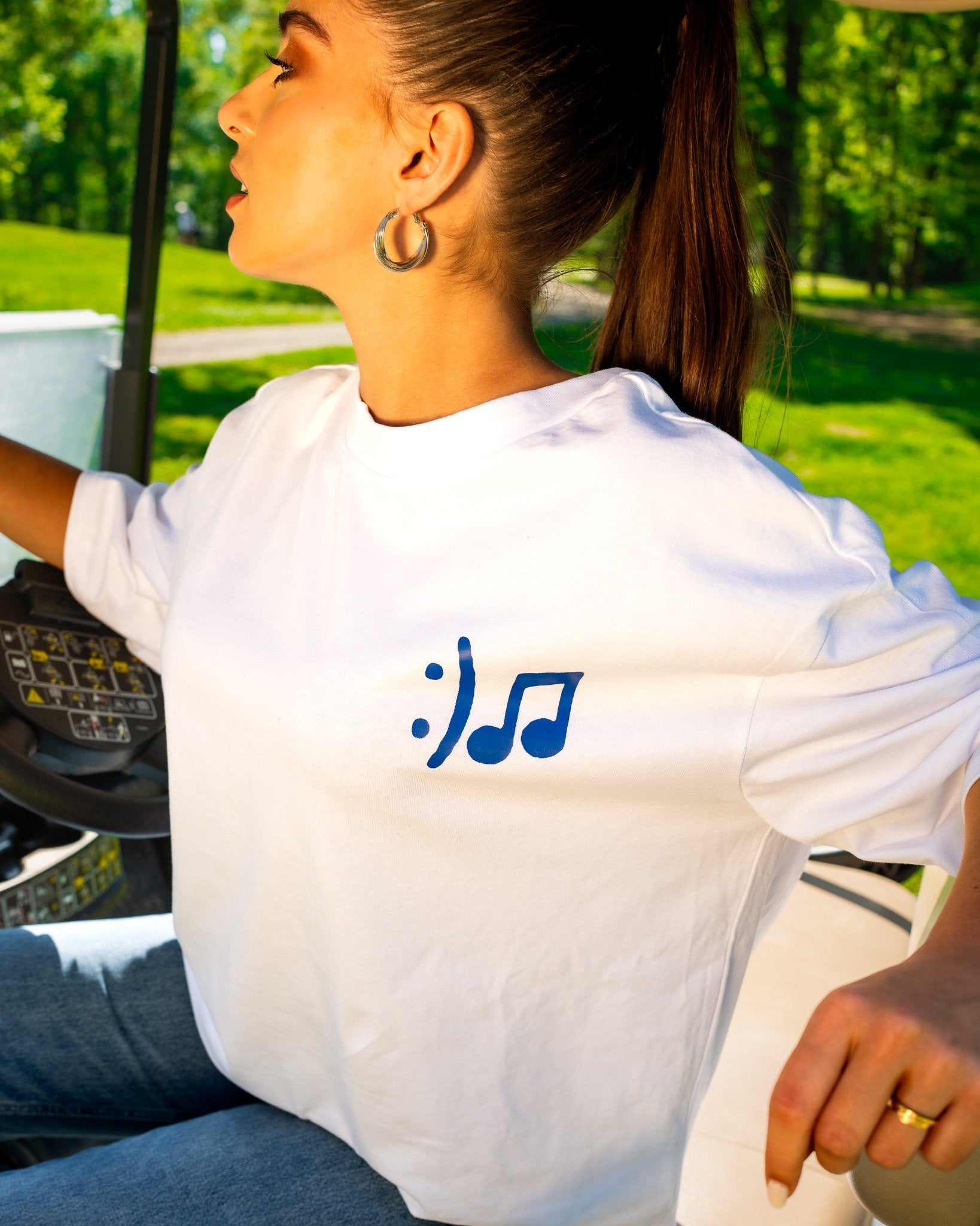 Camille Marchandeau dans la golfête portant le t-shirt blanc  FOR DJ Blue 