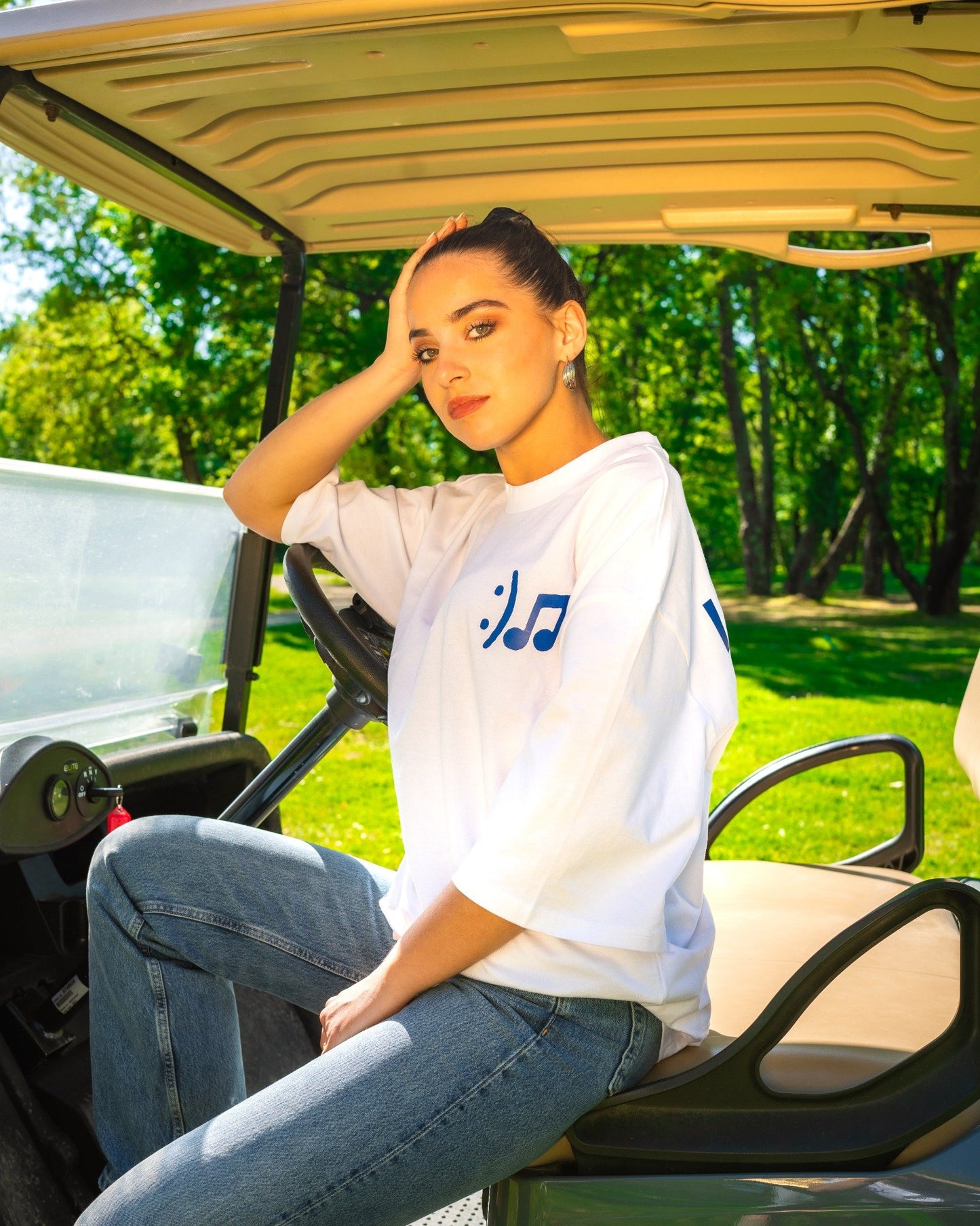 Camille Marchandeau dans la golfête portant le t-shirt blanc  FOR DJ Blue 