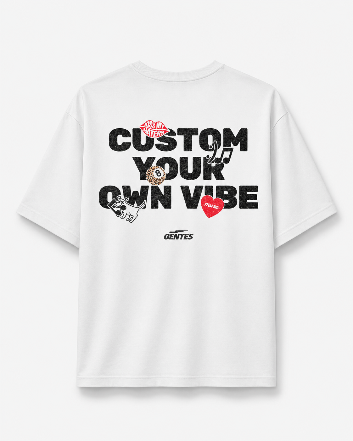 T-shirt GENTES Oversize épais aux manches mi-longues en collaboration avec la marque Muzo.
Logo Dos délavé avec la phrase en noire: "CUSTOM YOUR OWN VIBE" et des stickers.