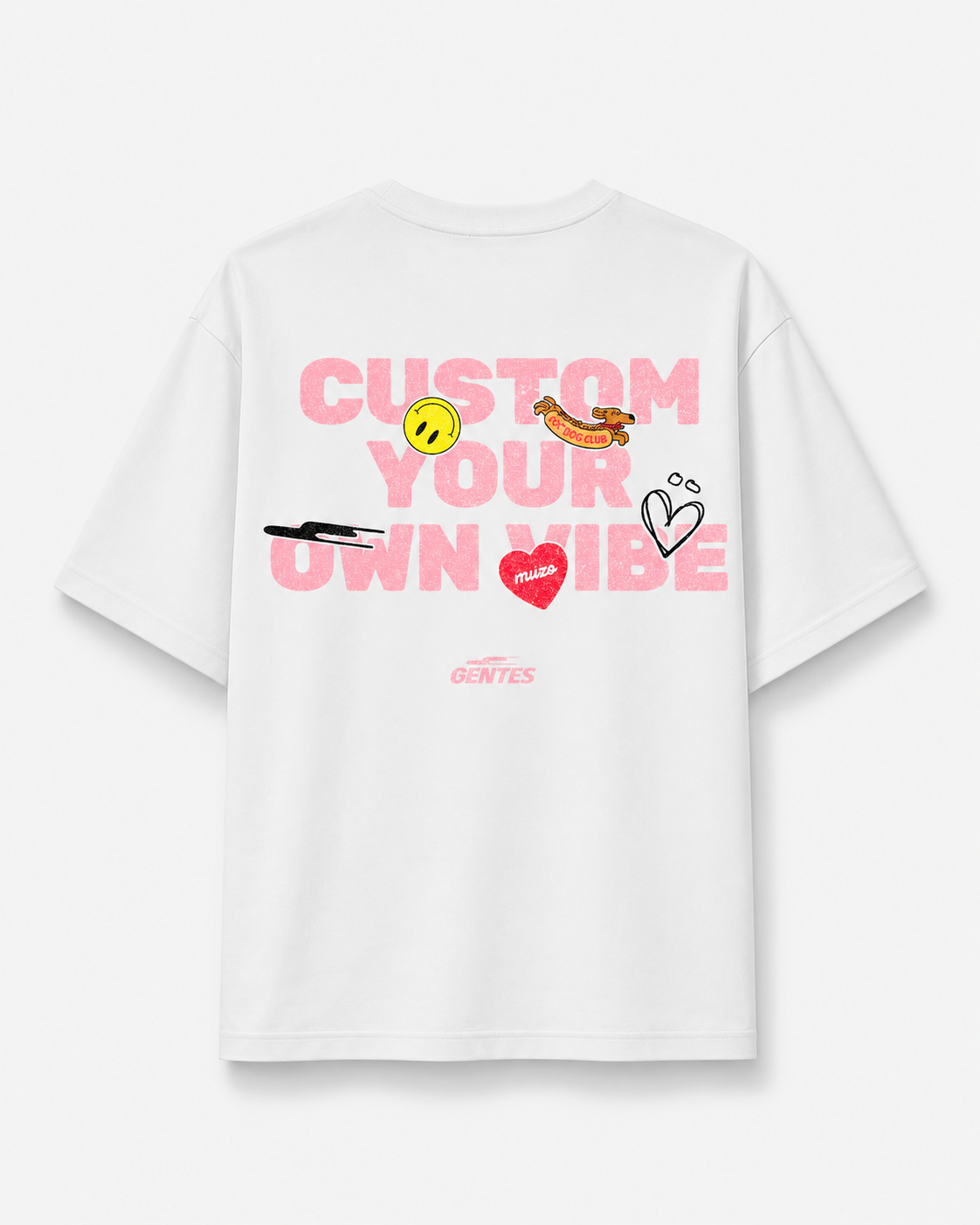 T-shirt GENTES Oversize épais aux manches mi-longues en collaboration avec la marque Muzo.
Logo Dos délavé avec la phrase en rose: "CUSTOM YOUR OWN VIBE" et des stickers.