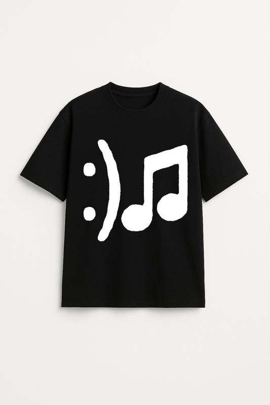 T-shirt Oversize épais aux manches mi-longues. Design DJ. Vue de face.
T-shirt noir et logo blanc