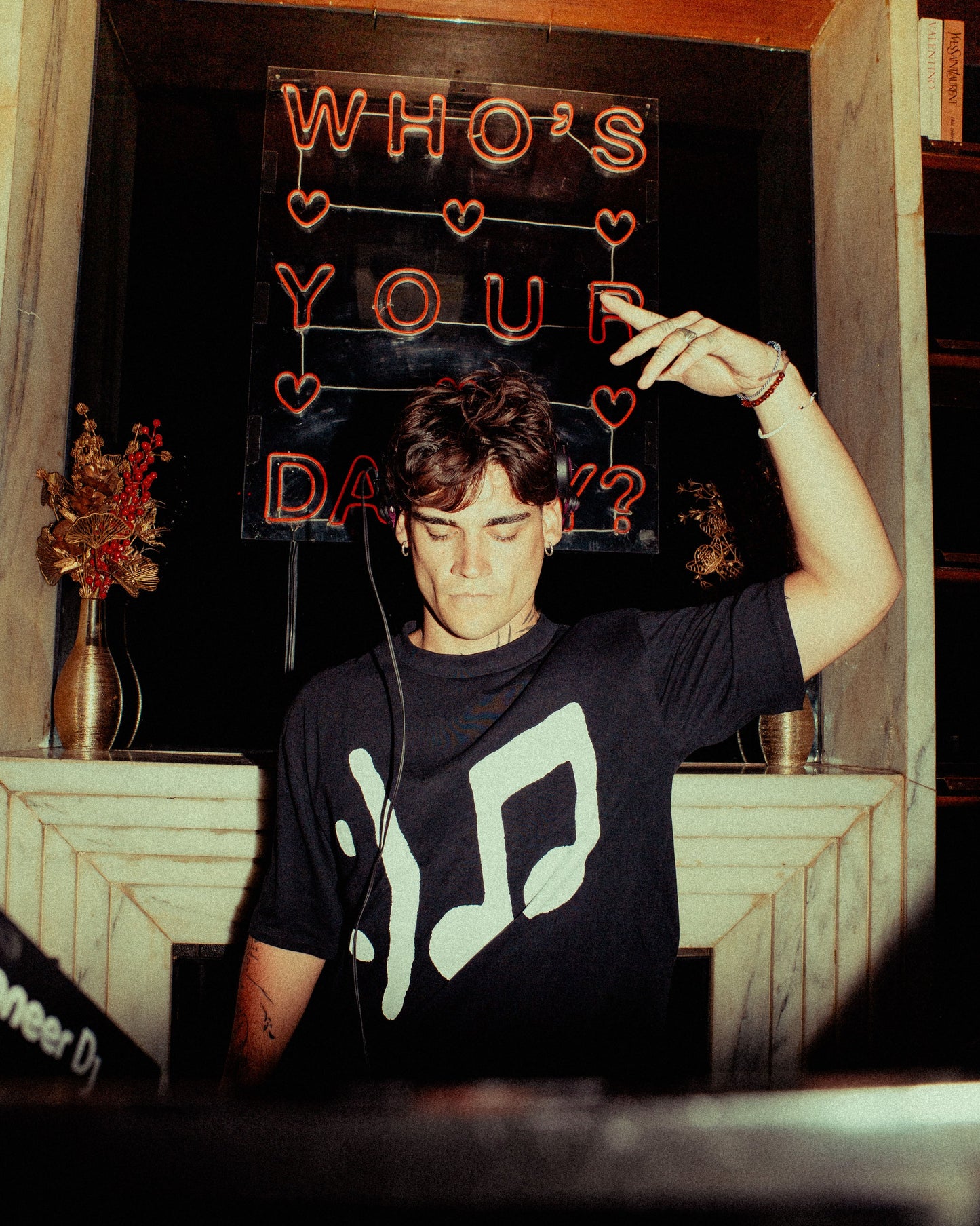 T-shirt Oversize épais aux manches mi-longues.
Logo ARTIST & GENTES Dos
Photo prise à Bali