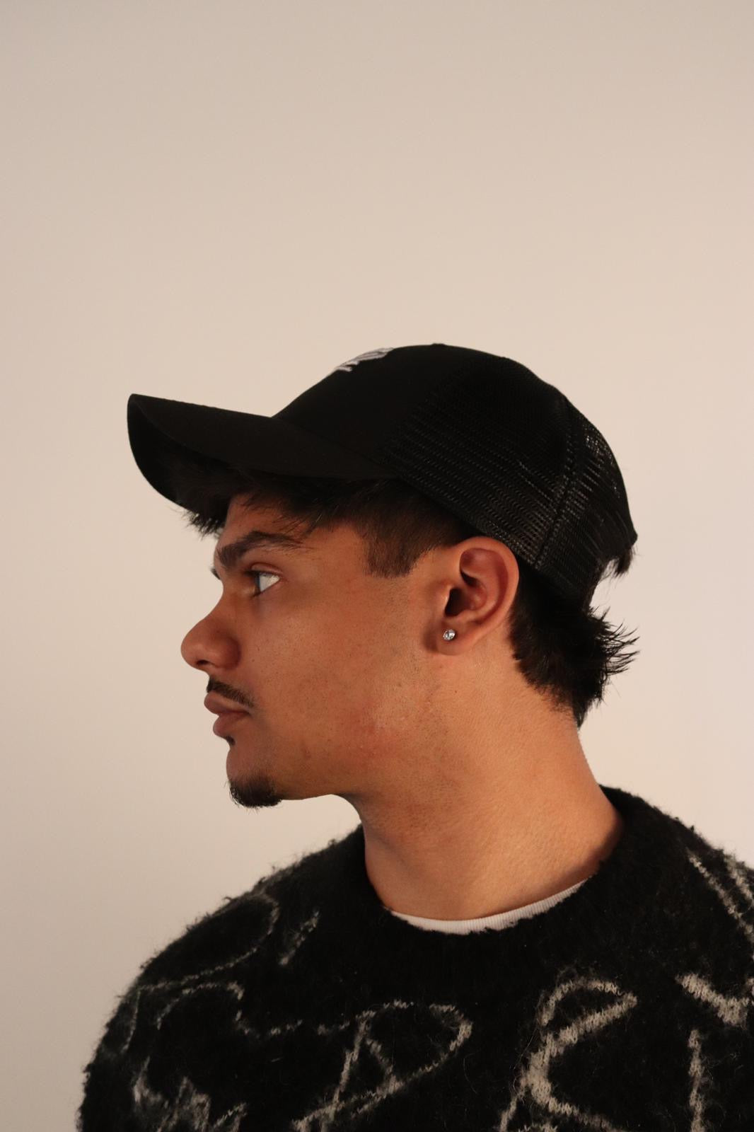 Photo de mathias de profil, casquette à filet noir