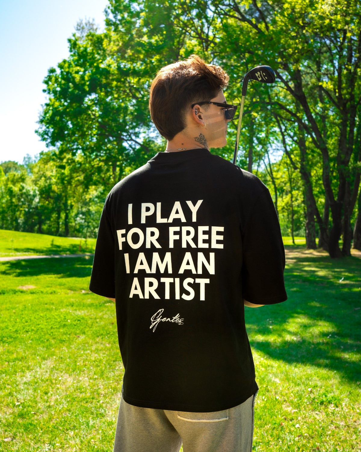 Raphael Palmeer au golf pour la capsule Palmeer portant le t-shirt FOR DJ de gentesbrand
