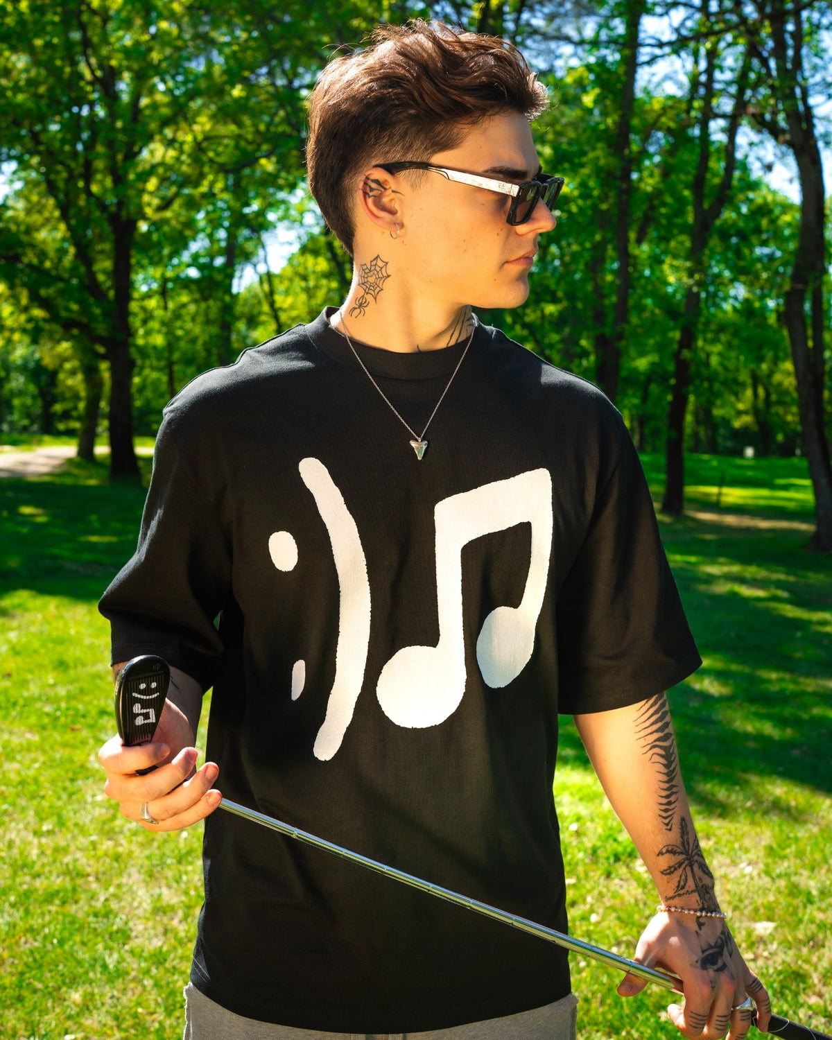 Raphael Palmeer au golf pour la capsule Palmeer portant le t-shirt FOR DJ de gentesbrand