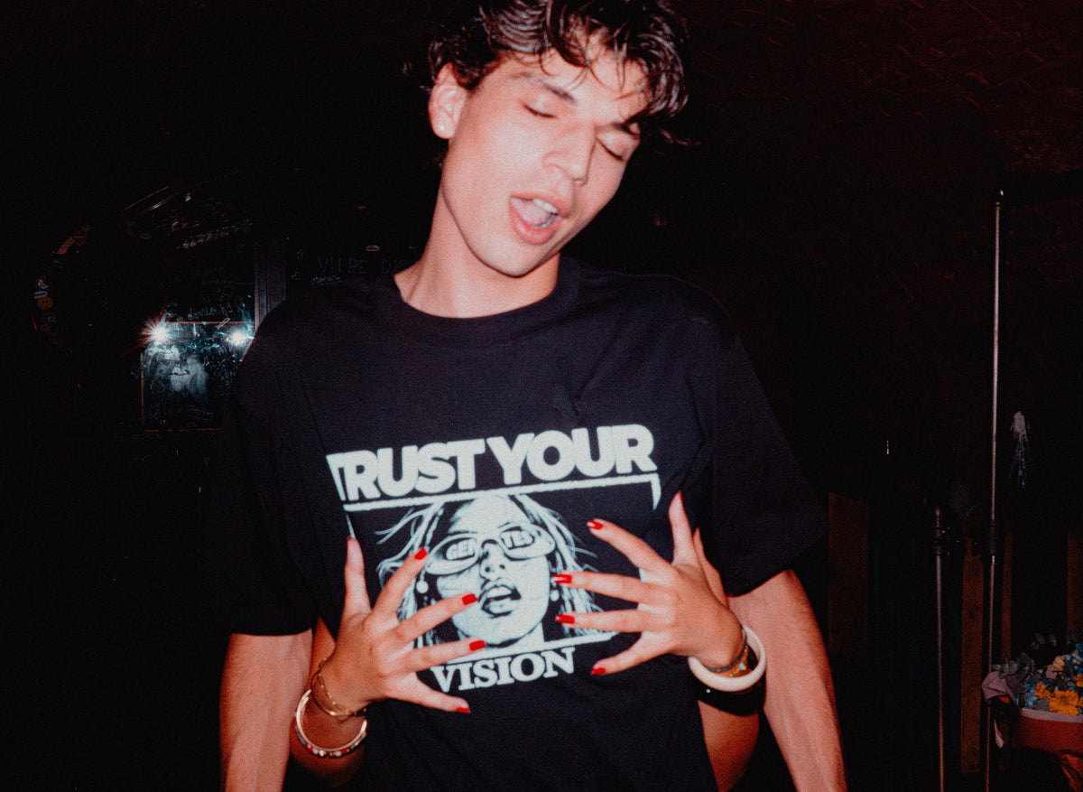 Photo de la soirée organisée au Blu club à Toulouse, avec un mannequin qui porte les nouveau t-shirt "Trust your vision". Avec des mains aux beaux ongles rouges qui touche le corps de l'homme.