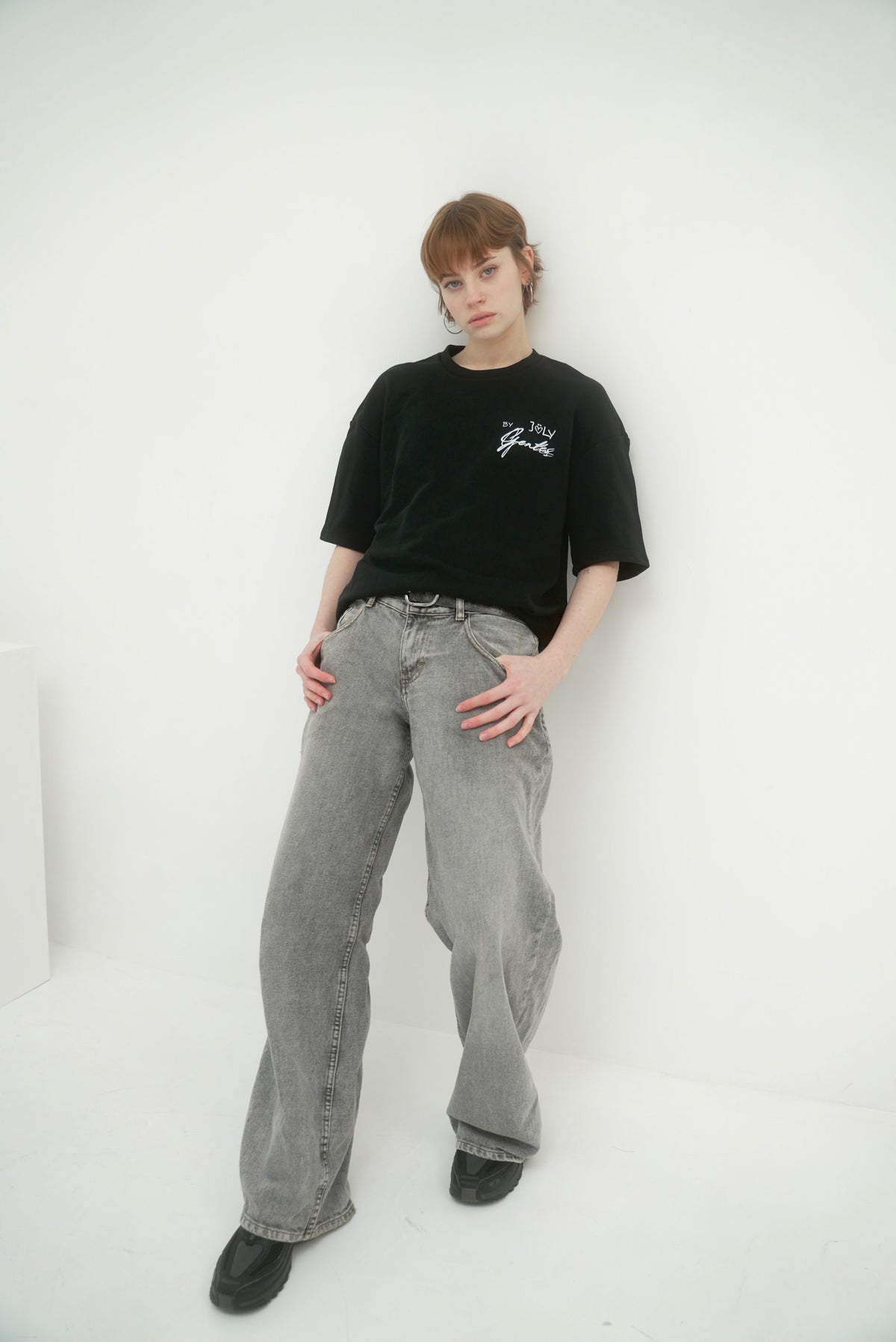 mannequin posée contre un mur blanc avec un t-shirt joly