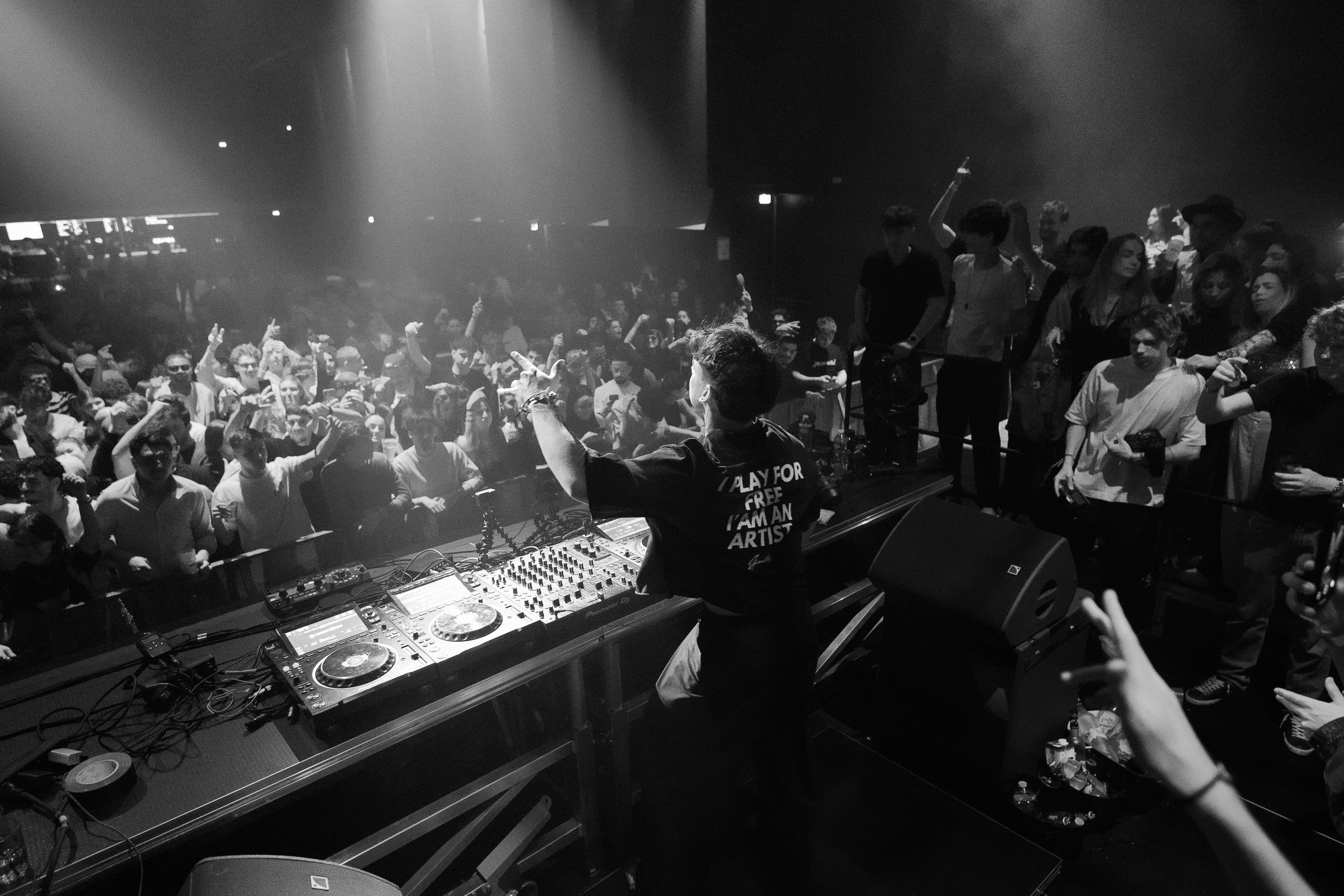 T-shirt oversize manches mi-longues "I PLAY FOR FREE I'AM AN ARTIST". 
Raphaël Palmeer mixe face à des milliers de personnes à la Red Event, avant le set de "this is Amor".
Le T-shirt Iconique et sensé de la marque idéal pour tout DJ passionné.