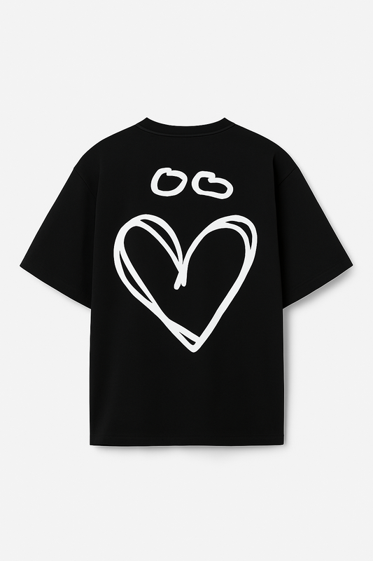 T-shirt Oversize épais aux manches mi-longues.
Logo GENTES & JOLY Dos
Joli coeur avec des tremas blanc dans le dos du t-shirt qui est noir