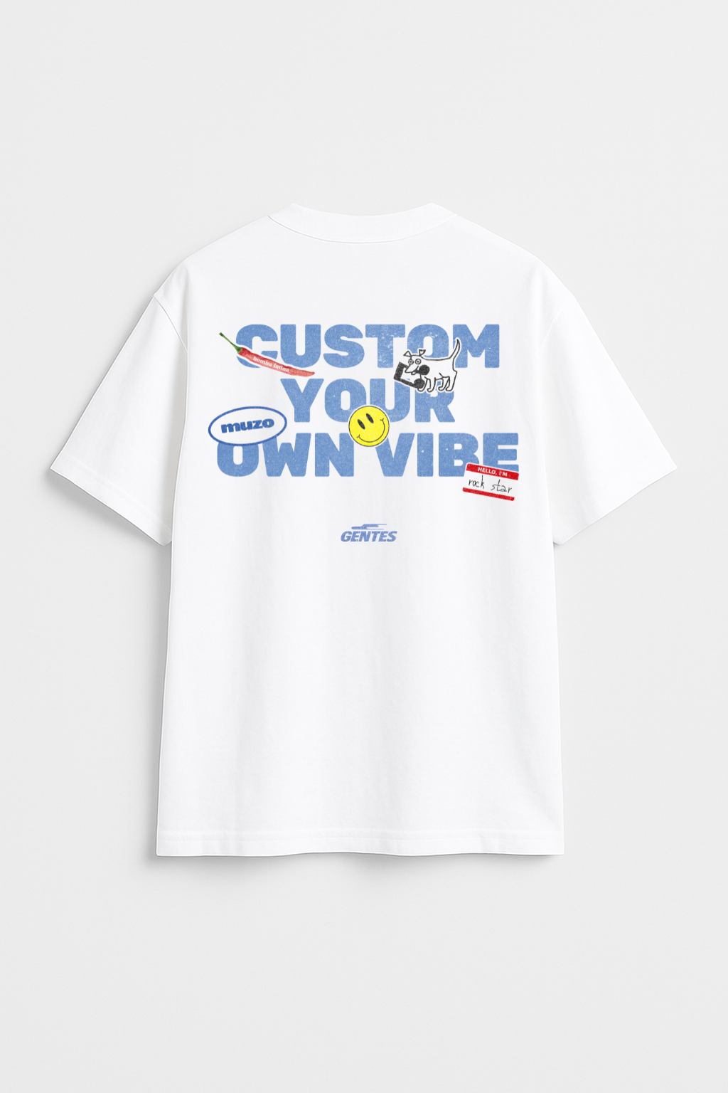 T-shirt GENTES Oversize épais aux manches mi-longues en collaboration avec la marque Muzo.
Logo Dos délavé avec la phrase en bleu: "CUSTOM YOUR OWN VIBE" et des stickers.