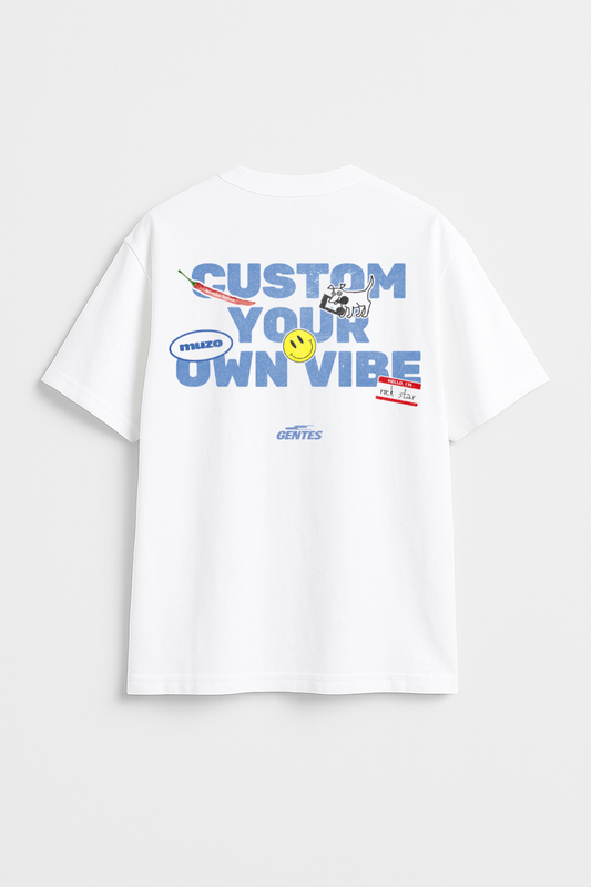 T-shirt GENTES Oversize épais aux manches mi-longues en collaboration avec la marque Muzo.
Logo Dos délavé avec la phrase en bleu: "CUSTOM YOUR OWN VIBE" et des stickers.