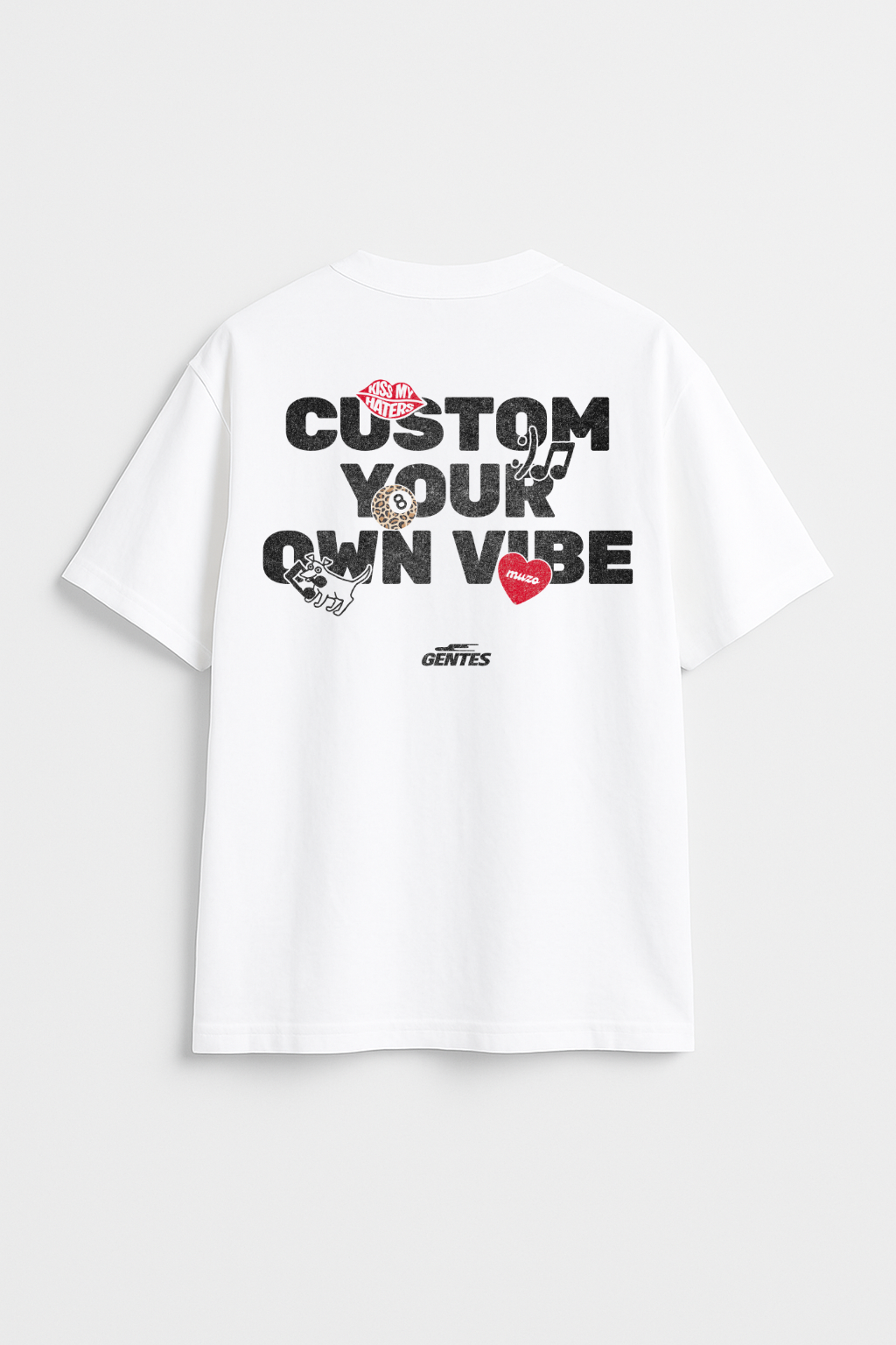 T-shirt GENTES Oversize épais aux manches mi-longues en collaboration avec la marque Muzo.
Logo Dos délavé avec la phrase en noire: "CUSTOM YOUR OWN VIBE" et des stickers.