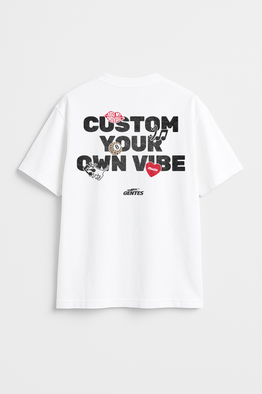 T-shirt GENTES Oversize épais aux manches mi-longues en collaboration avec la marque Muzo.
Logo Dos délavé avec la phrase en noire: "CUSTOM YOUR OWN VIBE" et des stickers.