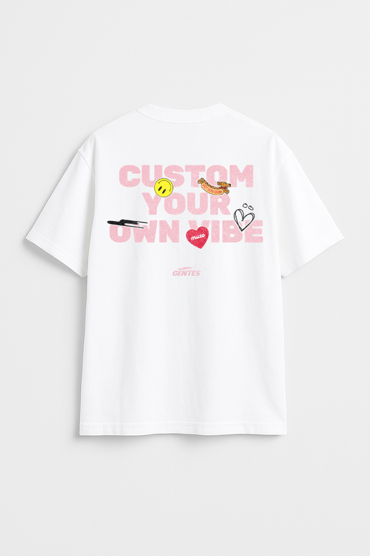 T-shirt GENTES Oversize épais aux manches mi-longues en collaboration avec la marque Muzo.
Logo Dos délavé avec la phrase en rose: "CUSTOM YOUR OWN VIBE" et des stickers.