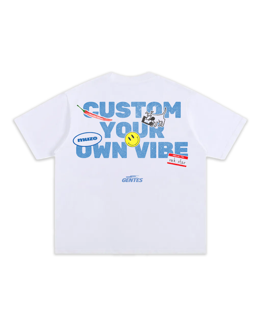 T-shirt GENTES Oversize épais aux manches mi-longues en collaboration avec la marque Muzo.
Logo Dos délavé avec la phrase en bleu: "CUSTOM YOUR OWN VIBE" et des stickers.