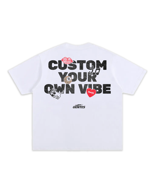 T-shirt GENTES Oversize épais aux manches mi-longues en collaboration avec la marque Muzo.
Logo Dos délavé avec la phrase en noire: "CUSTOM YOUR OWN VIBE" et des stickers.