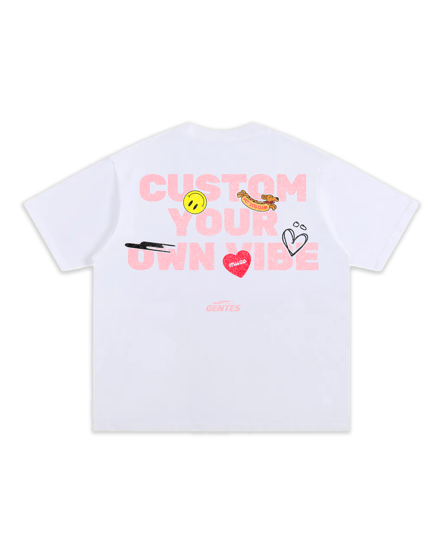T-shirt GENTES Oversize épais aux manches mi-longues en collaboration avec la marque Muzo.
Logo Dos délavé avec la phrase en rose: "CUSTOM YOUR OWN VIBE" et des stickers.