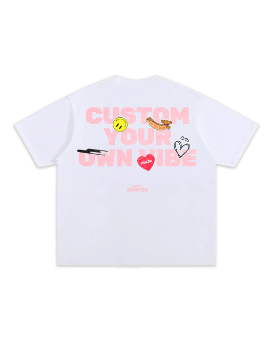 T-shirt GENTES Oversize épais aux manches mi-longues en collaboration avec la marque Muzo.
Logo Dos délavé avec la phrase en rose: "CUSTOM YOUR OWN VIBE" et des stickers.