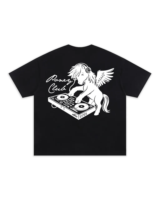 Dos du t-shirt collector en collaboration avec le poney club de Toulouse, édition 2026. version noir et blanc.
J'peux pas j'ai poney!