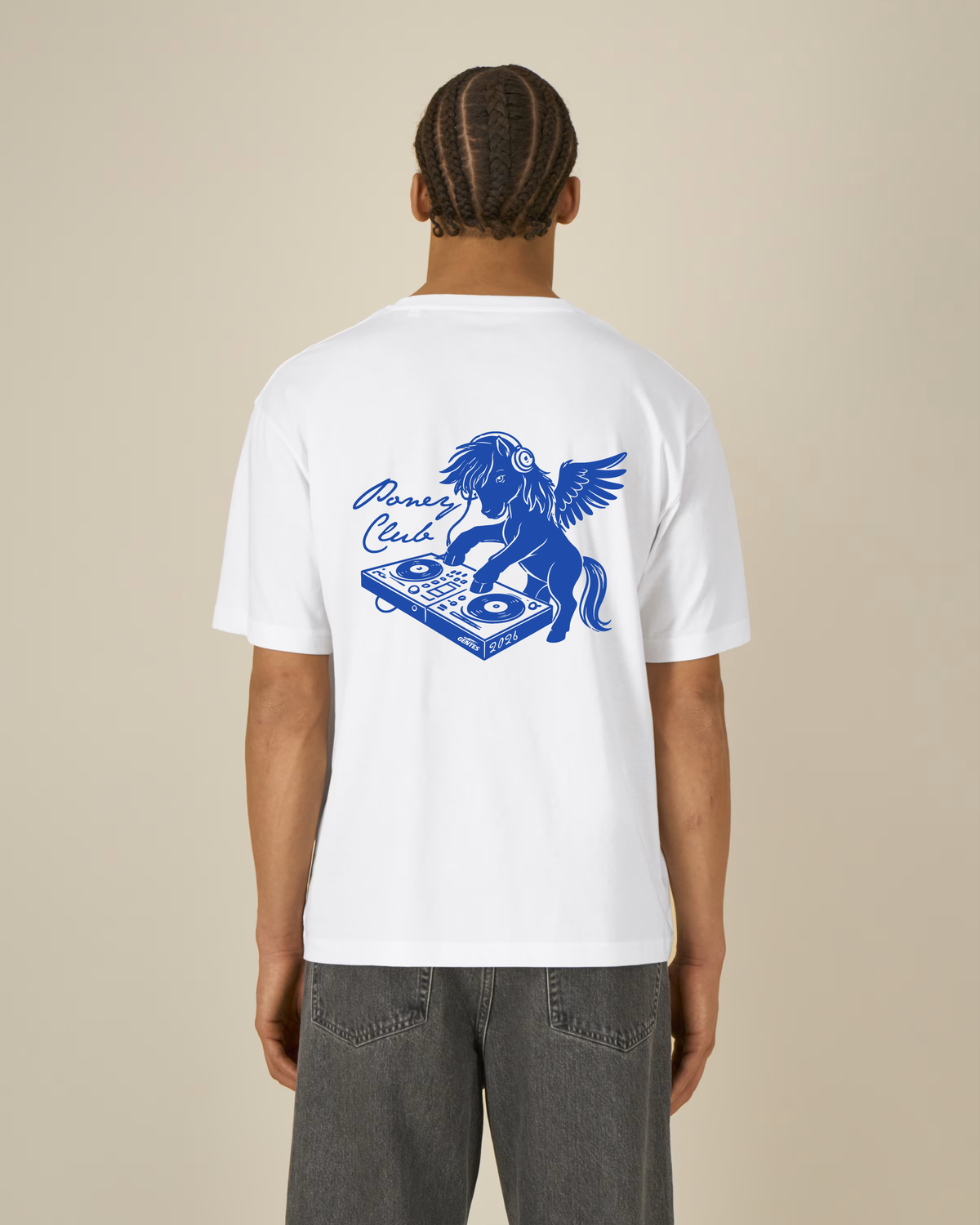 photo portée de dos modèle poney club X gentes t-shirt blanc logo bleu.
T-shirt poney club